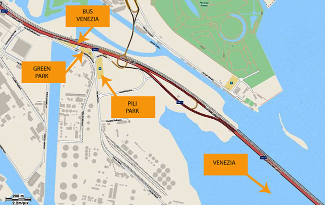 In dieser Karte sind die zwei Parkplätze vor der Brücke über Venedig, dem grünen Park und Pili Park hervorgehoben. Die Bushaltestelle für Venedig ist ebenfalls markiert.